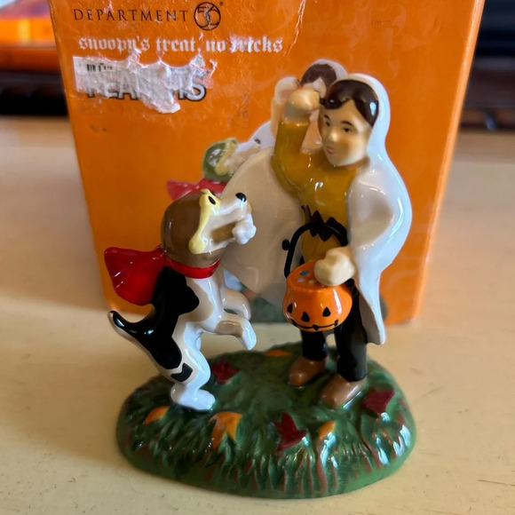 DEPARTMENT 56 Snow Village Halloween Snoopy's Treat, No Tricks NEW - Picture 3 of 6